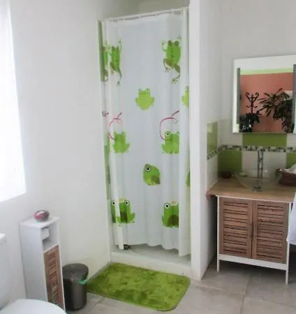Habitación en casa particular 20m2 Avec Salle De Bain Privee Dans Maison En Bois *