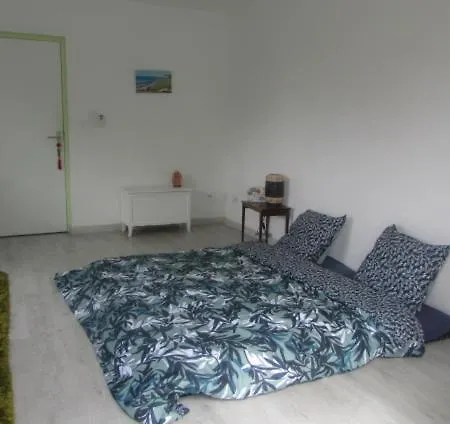 20m2 Avec Salle De Bain Privee Dans Maison En Bois Habitación en casa particular *